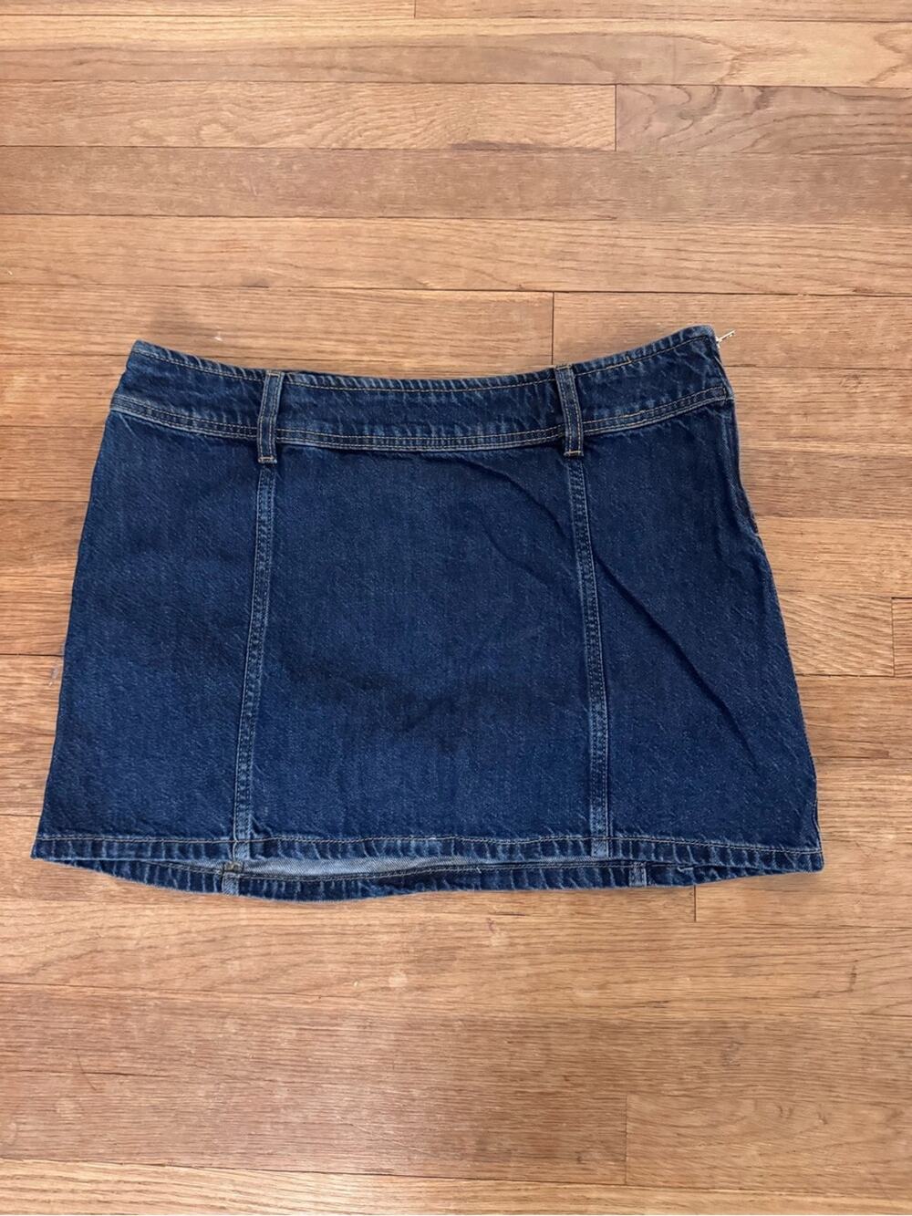 H&M Divided Women's Denim Mini Skirt - Size 10
b90